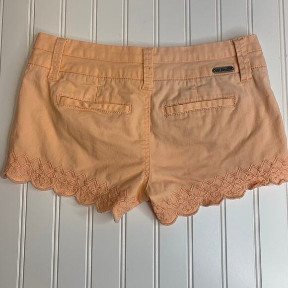 BKE Peach Eve Chino Shorts Embroidered Hem Sz 25 Y2K - Picture 2 of 6